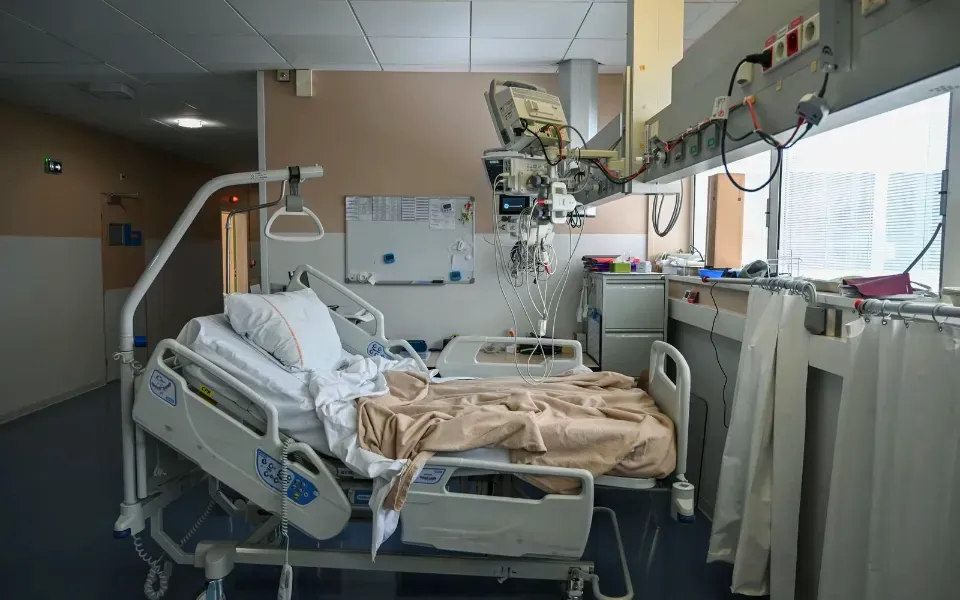 Intensive care bed in an equipped hospital room