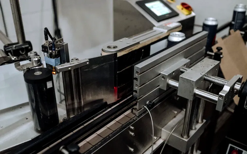 Automated machine with a sensor on a production line